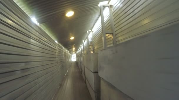 Διάβαση πεζών κοντά στο εργοτάξιο — Αρχείο Βίντεο