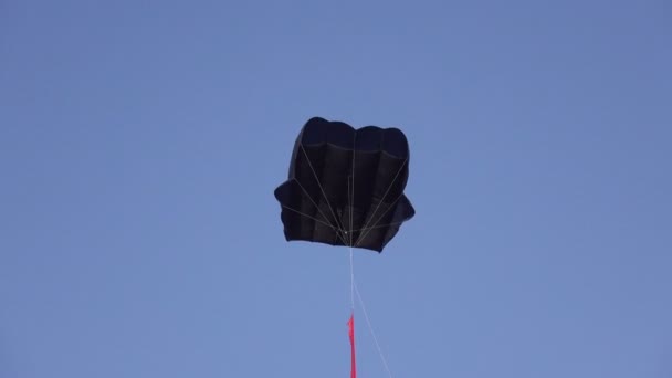 Stabilisatie parachute in de hemel — Stockvideo