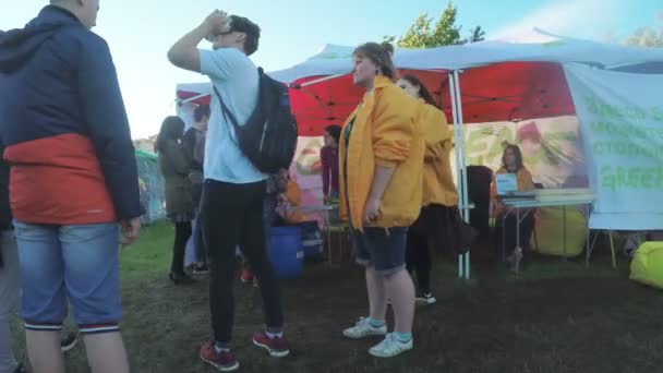 Pabellones grupos sociales en el festival — Vídeo de stock