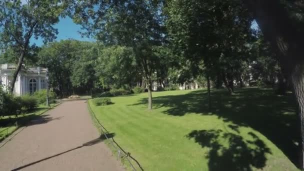 Weg im Stadtpark — Stockvideo