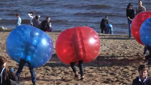 Spiel Bamperbol in Luftballons am Strand — Stockvideo