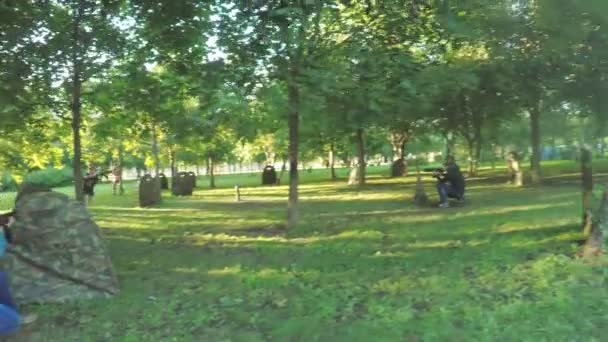 Batalla láser en el parque — Vídeo de stock