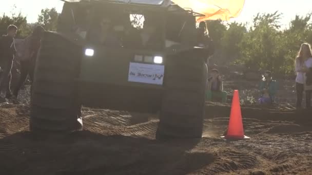 Terreinwagen rijden op brede wielen — Stockvideo