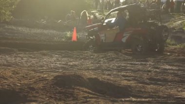 Arazi aracı geniş tekerlek üzerinde sürme