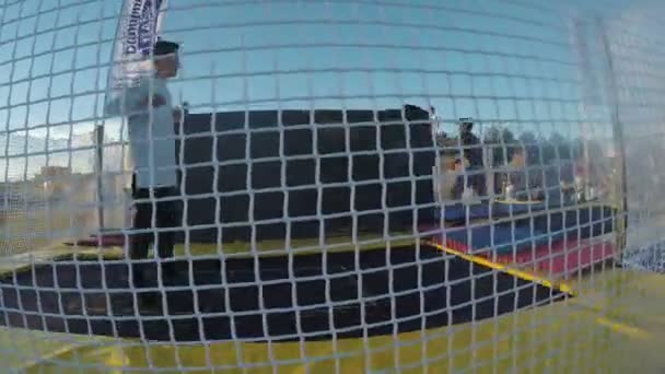 Kinderen springen op trampoline — Stockvideo