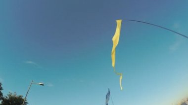 Bayrak direkleri çırpınan şeritler