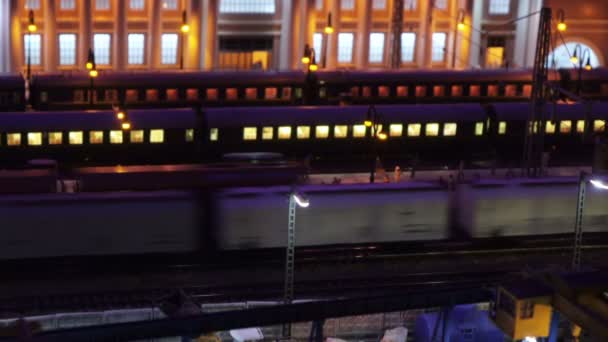 Ankomsten av tåget på stationen — Stockvideo