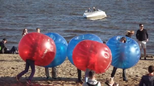 Game bamperbol in balloons on beach — Stock Video