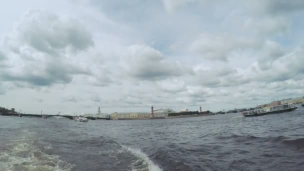 Suivant astern sur la rivière — Video