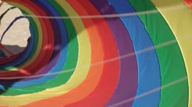 Çok renkli paraşüt yüzen