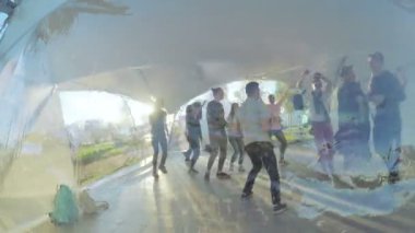 İnsanlar pavyonlar içinde dans