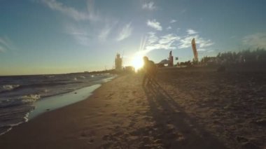 Kahve ile plajda kız