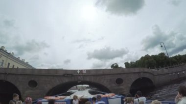 Palace setin yakınındaki Yaz Bahçesi köprünün altından geçen