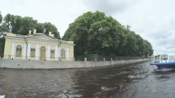 Palácio Embankment perto do Jardim de Verão — Vídeo de Stock