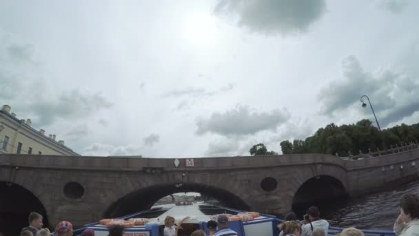 Passeren onder de brug Palace Embankment in de buurt van de zomertuin — Stockvideo