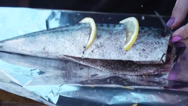 Emballage de maquereau dans une feuille de citron — Video