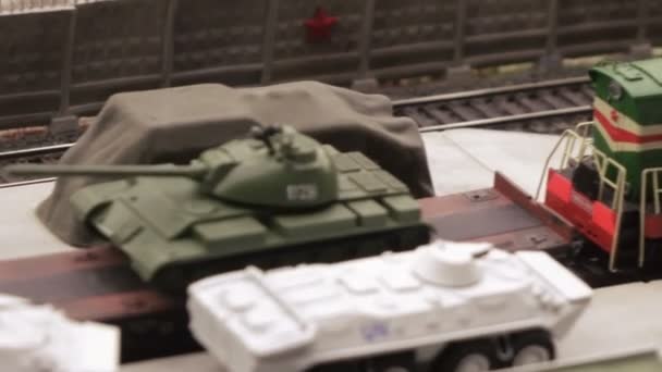 Transport van tanks op militaire basis — Stockvideo