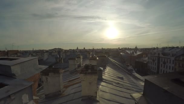 Fotografias de menina no telhado velho — Vídeo de Stock