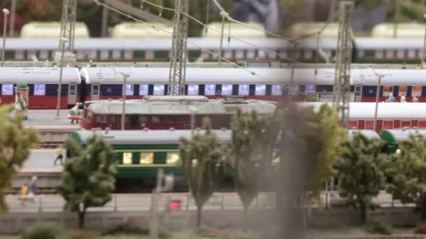 駅で電車の到着 — ストック動画