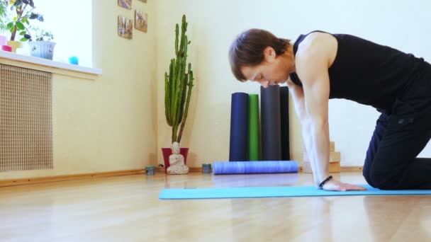 Asana Handstand op kamer — Stockvideo