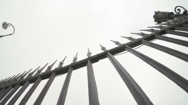 高锻造围栏夏天 — 图库视频影像
