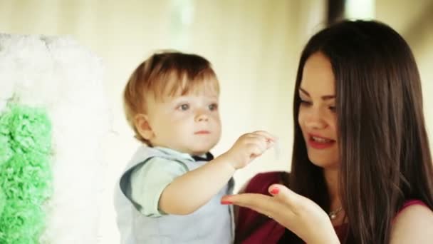 Mãe e filho são fotografados — Vídeo de Stock