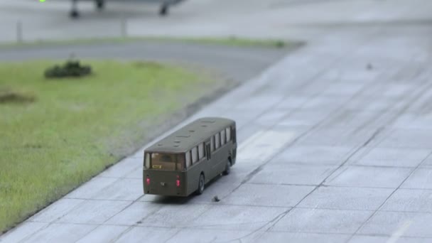 Wojskowych autobusów i samochodów ciężarowych w Dübendorf — Wideo stockowe