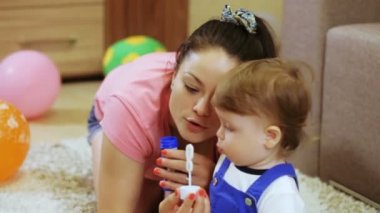 Sabun balonları anne çocuk odasında sahiptir