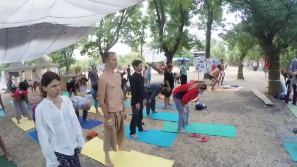 Gruppo hatha yoga sul festival etno esoterico — Video Stock