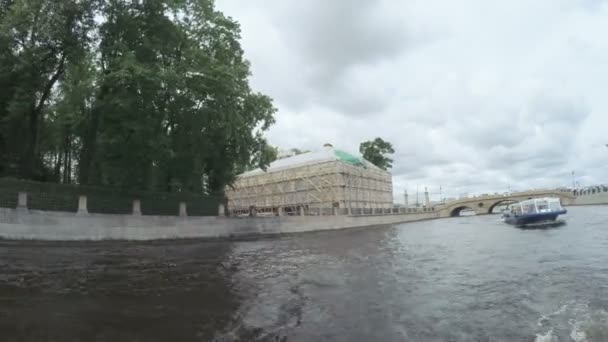 Palácio Embankment perto do Jardim de Verão — Vídeo de Stock