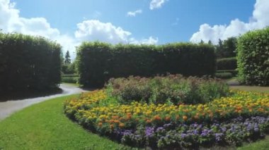 Çalılar ve Çiçeklik arasında labirent