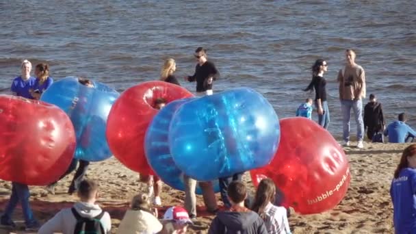 Game bamperbol in ballonnen op strand — Stockvideo