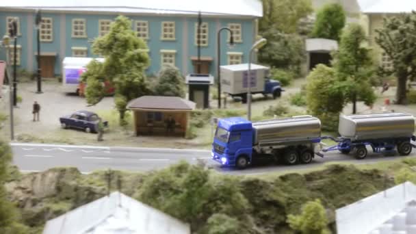 十字路口和红绿灯油罐卡车 — 图库视频影像