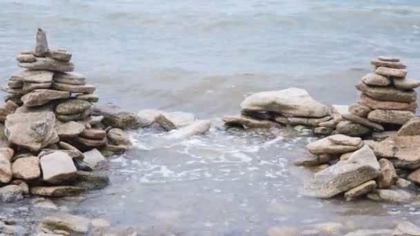 Laut berselancar di atas batu alam — Stok Video