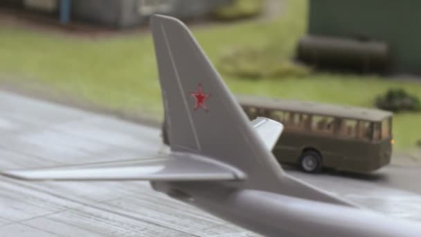 Bus et camion militaires à l'aérodrome militaire — Video