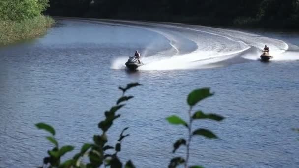 Wassermotorräder auf dem Fluss — Stockvideo