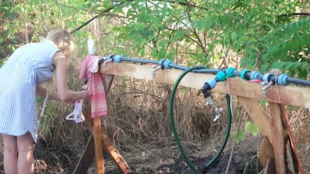Lavando ropa en el campo — Vídeos de Stock