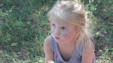 Kız mülteci ekmek yemek