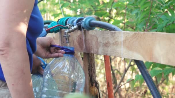 Llenado de capacitancia plástica con agua — Vídeo de stock