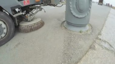 Sokak süpürmek makinede