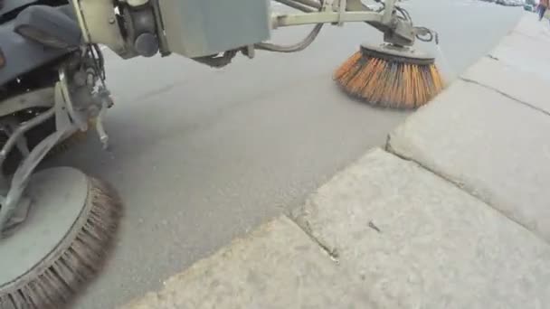 Підмітальна машина на вулиці — стокове відео