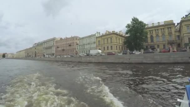 Nästa bakåt på floden — Stockvideo