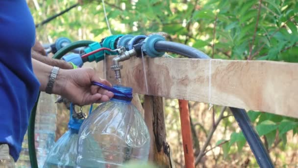 Llenado de capacitancia plástica con agua — Vídeo de stock