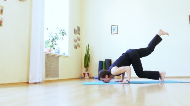 Asana Skorpion Vrishchikasana — Wideo stockowe