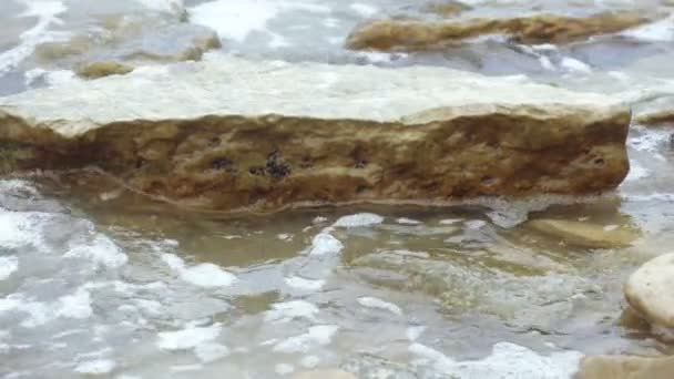 海冲浪对岩石性质 — 图库视频影像