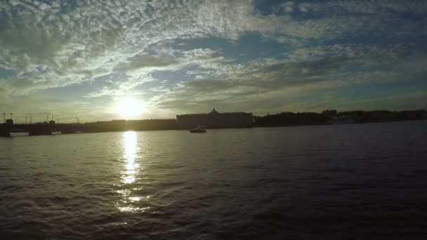 Zonsondergang op de Neva — Stockvideo