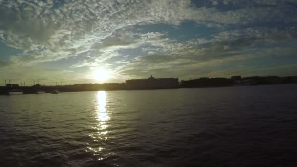 Coucher de soleil sur la rivière Neva — Video