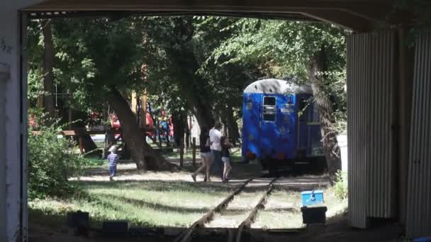 Ferrocarril de los niños en Globa Park última ciudad de Chkalov Dnepropetrovsk — Vídeo de stock