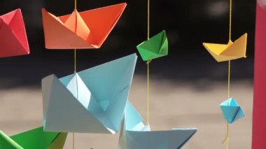 Kağıt tekne gergin ipler üzerinde