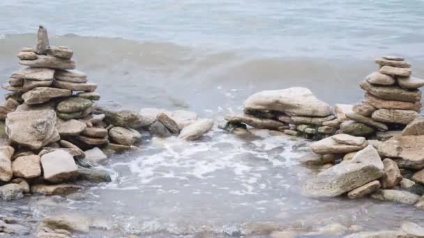 Sea surf on rocks nature — Stock Video